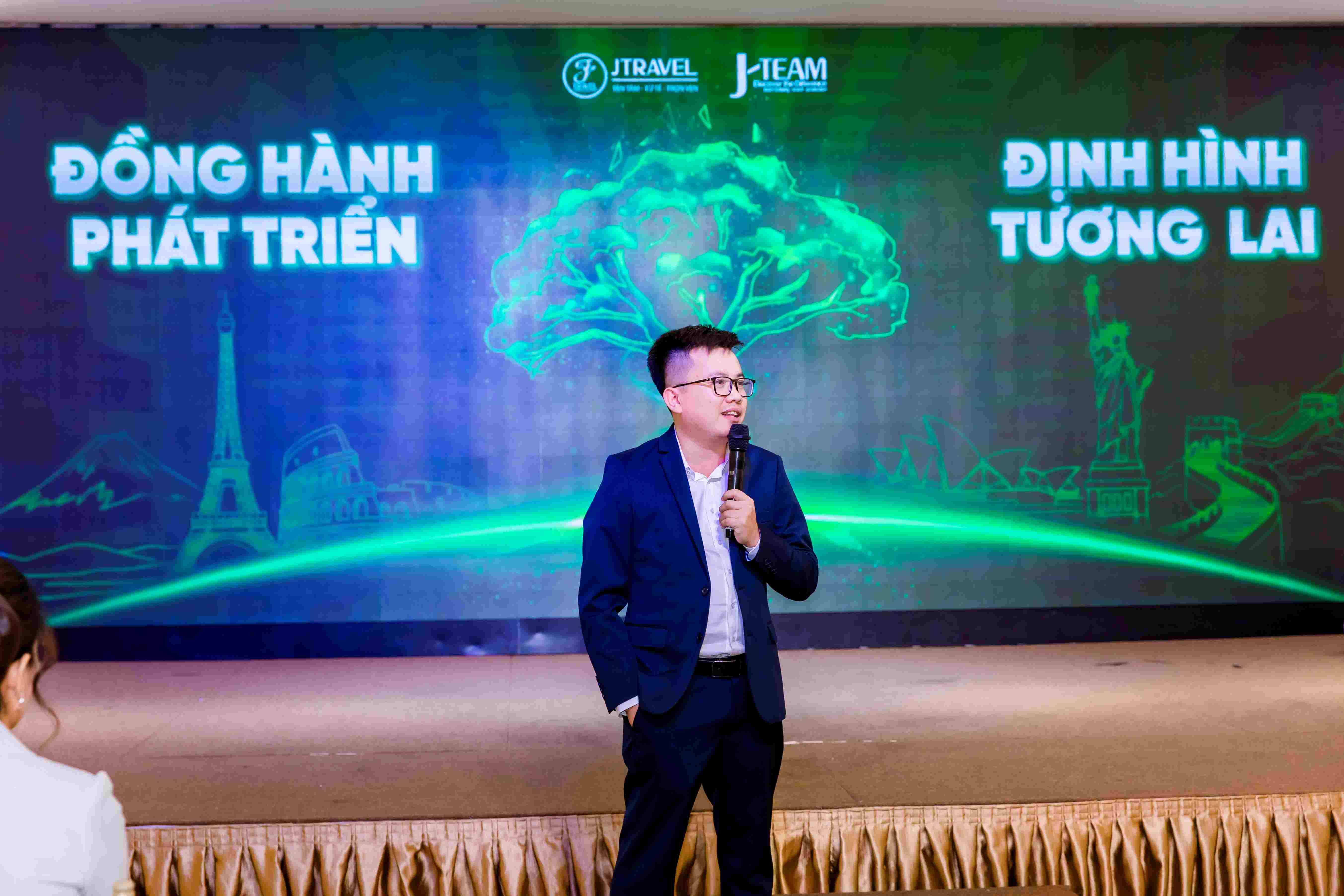 Đại diện ban lãnh đạo chia sẻ phát biểu