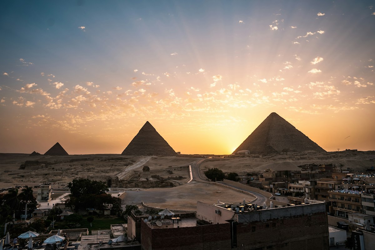 Kim tự tháp Giza lúc hoàng hôn