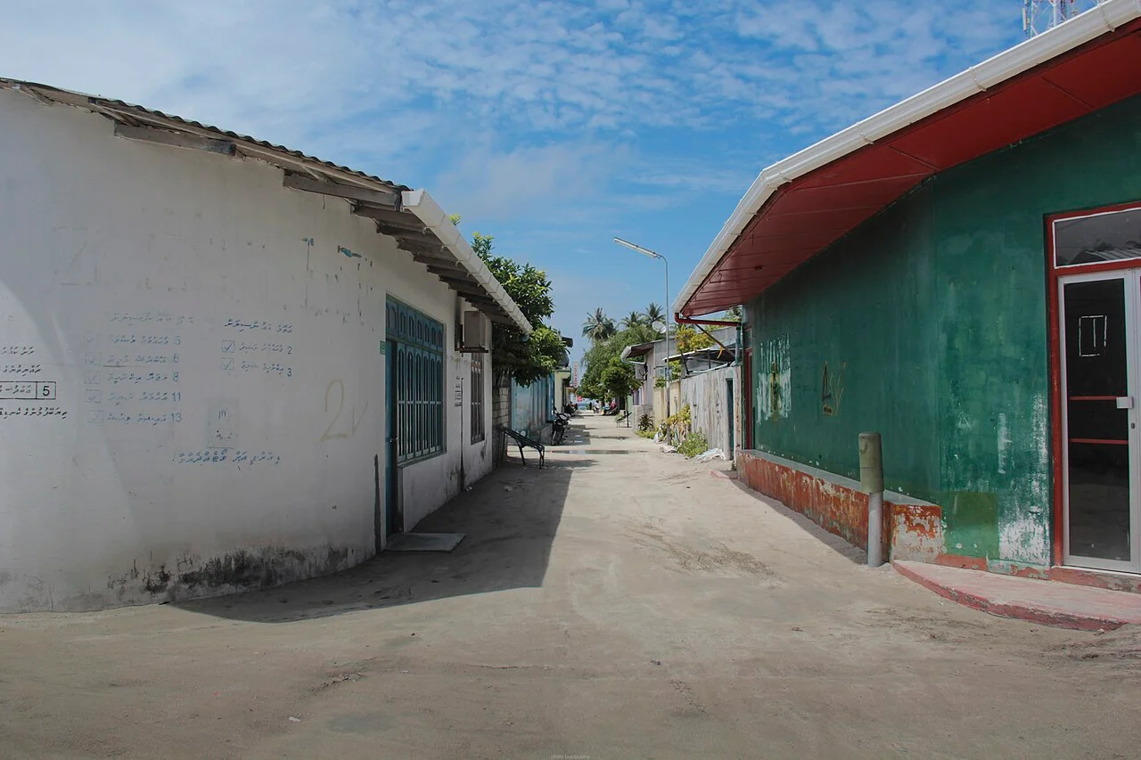 Đường phố nhỏ trên đảo dân cư Maafushi