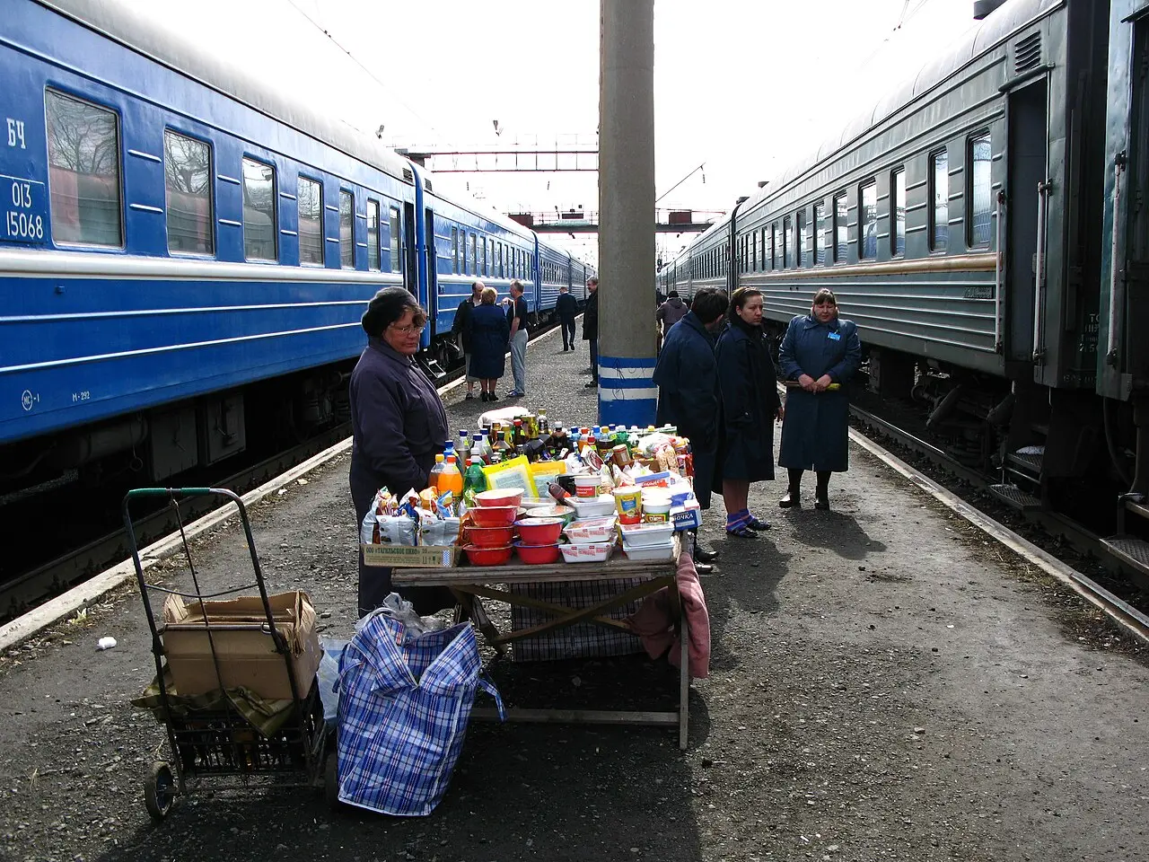 Hành khách mua đồ ăn tại sân ga trên tuyến đường sắt xuyên Siberia