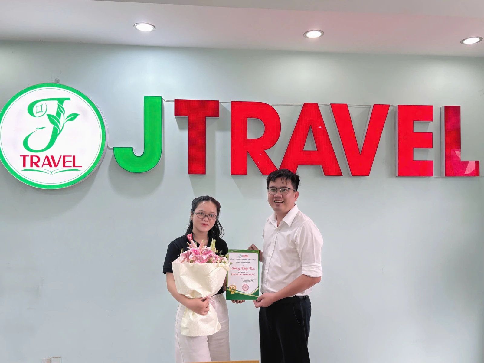 Trưởng phòng Kinh doanh Team 6 – Hoàng Thủy Tiên Ms. Hoàng Thủy Tiên nhận quyết định bổ nhiệm Trưởng phòng Kinh doanh Team 6 J Travel