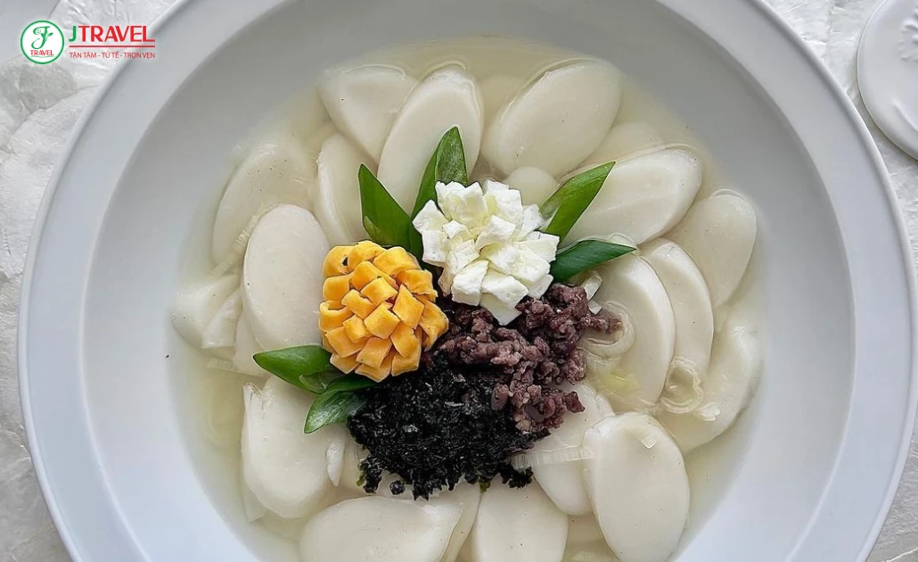Món Tteokguk truyền thống của Hàn Quốc