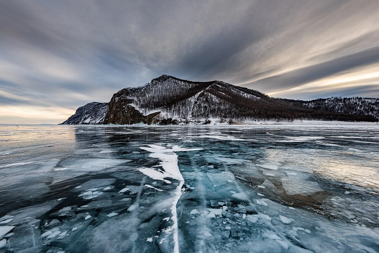 Mặt hồ Baikal đóng băng giữa mùa đông Siberia