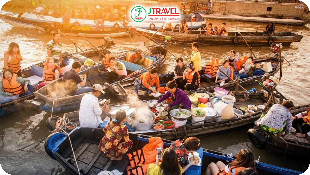 Hoạt động ăn uống, mua bán trên ghe đặc sắc của chợ nổi