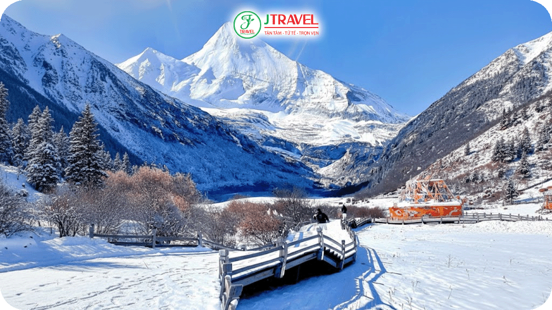 Khắp Á Đinh được bao phủ bởi tuyết trắng vào mùa đông