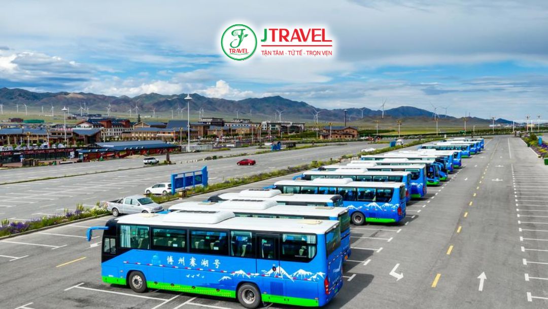 Bus nội khu tham quan hồ Sayram