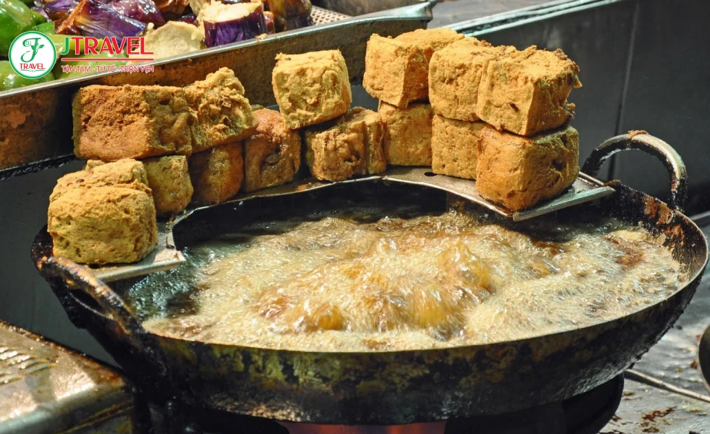 Đậu phụ thối ăn kèm sốt mặn ngọt