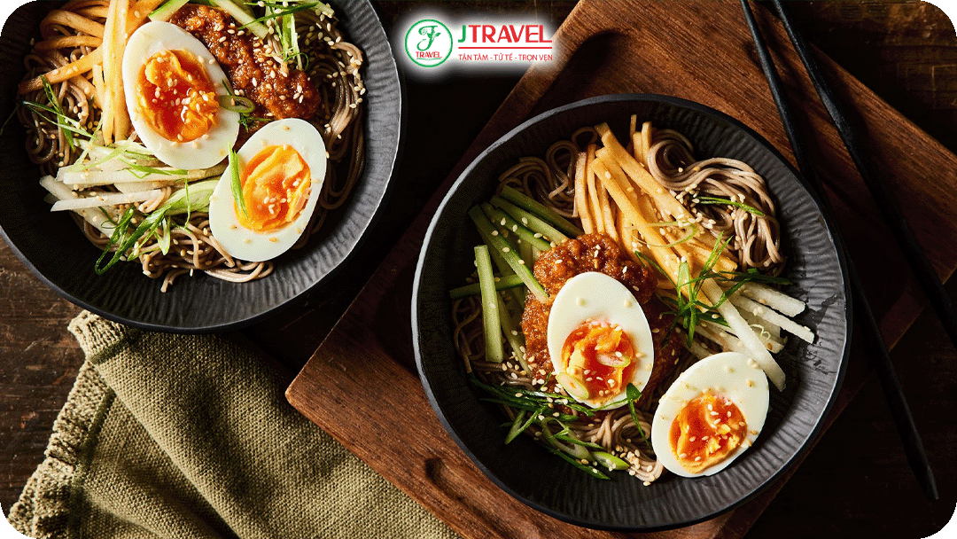 Mì lạnh cay (Bibim Naengmyeon) Vào những ngày thu nắng nhẹ, mì lạnh cay là lựa chọn hoàn hảo