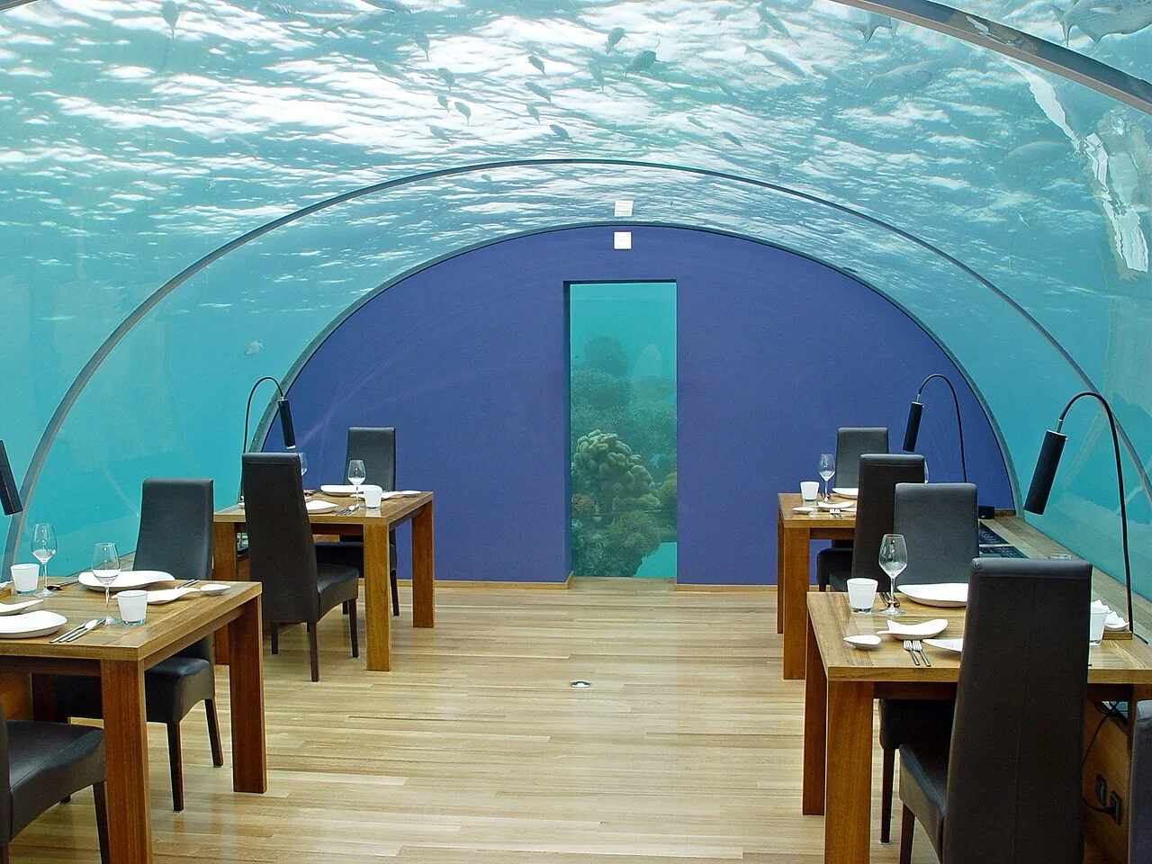 Bên trong một nhà hàng dưới nước ở resort Maldives