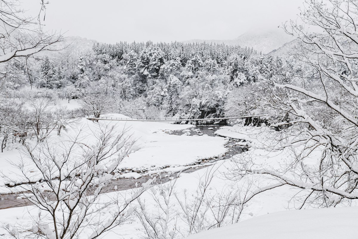 Dòng sông giữa cảnh tuyết trắng ở Shirakawa