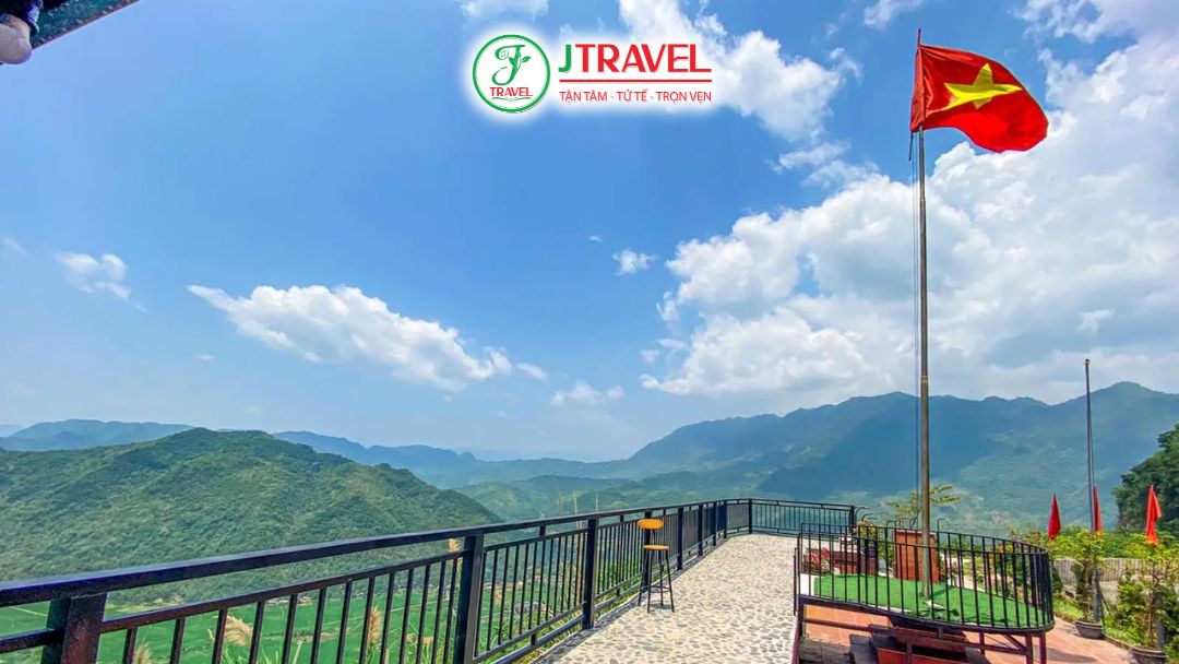Cột cờ Mai Châu với view toàn cảnh thung lũng và núi non