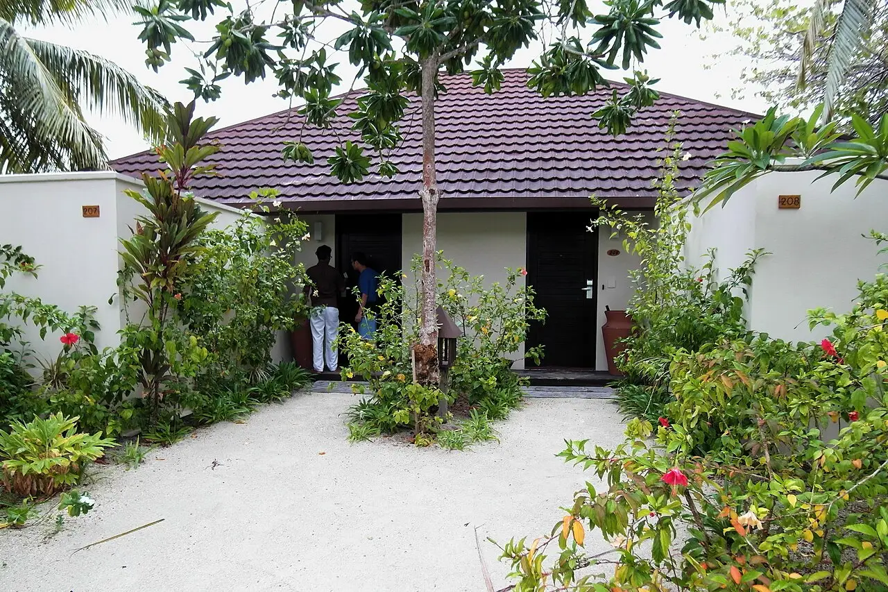 Beach villa nằm ngay trên bãi cát của một resort Maldives