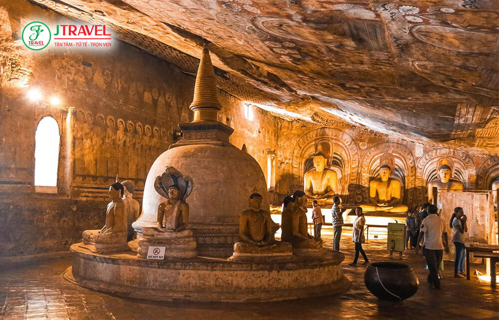 Dambulla nổi tiếng với Rangiri Dambulla Cave Temple