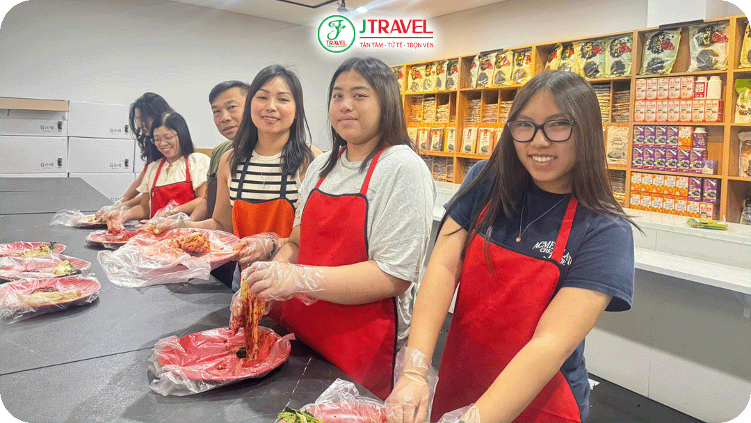 Tự tay làm kimchi và trải nghiệm văn hóa Hàn cùng J Travel