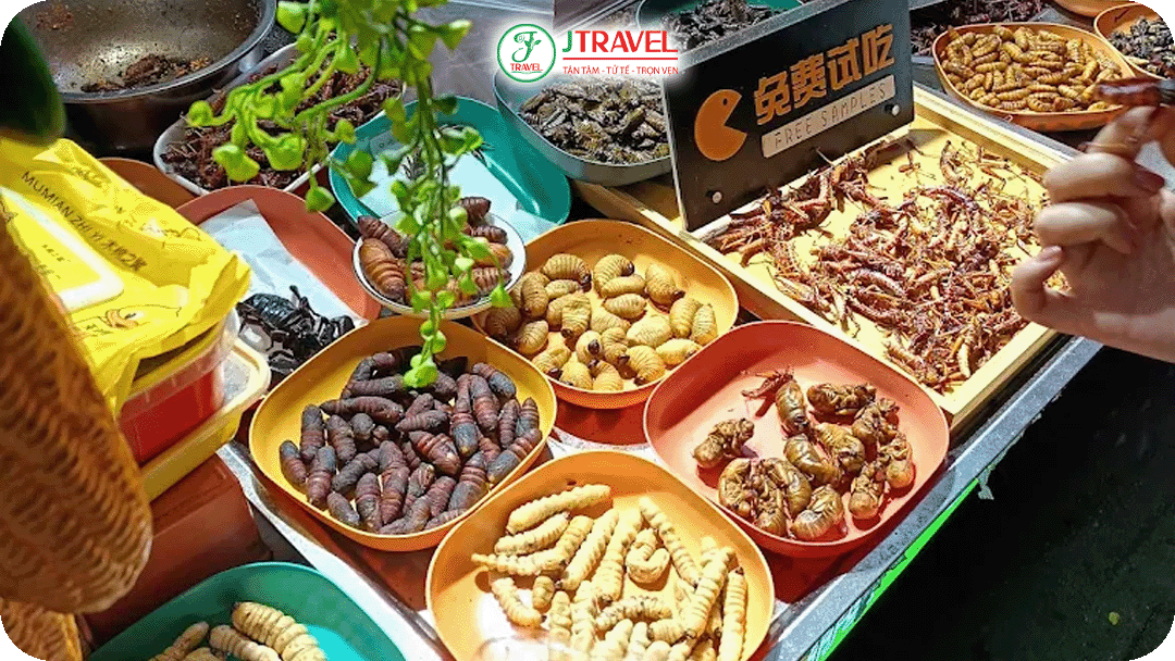 Quầy côn trùng chiên giòn – món ăn thử thách vị giác của du khách