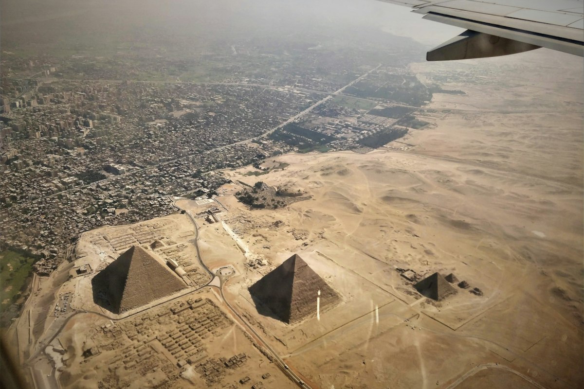Quần thể kim tự tháp Giza nhìn từ trên cao