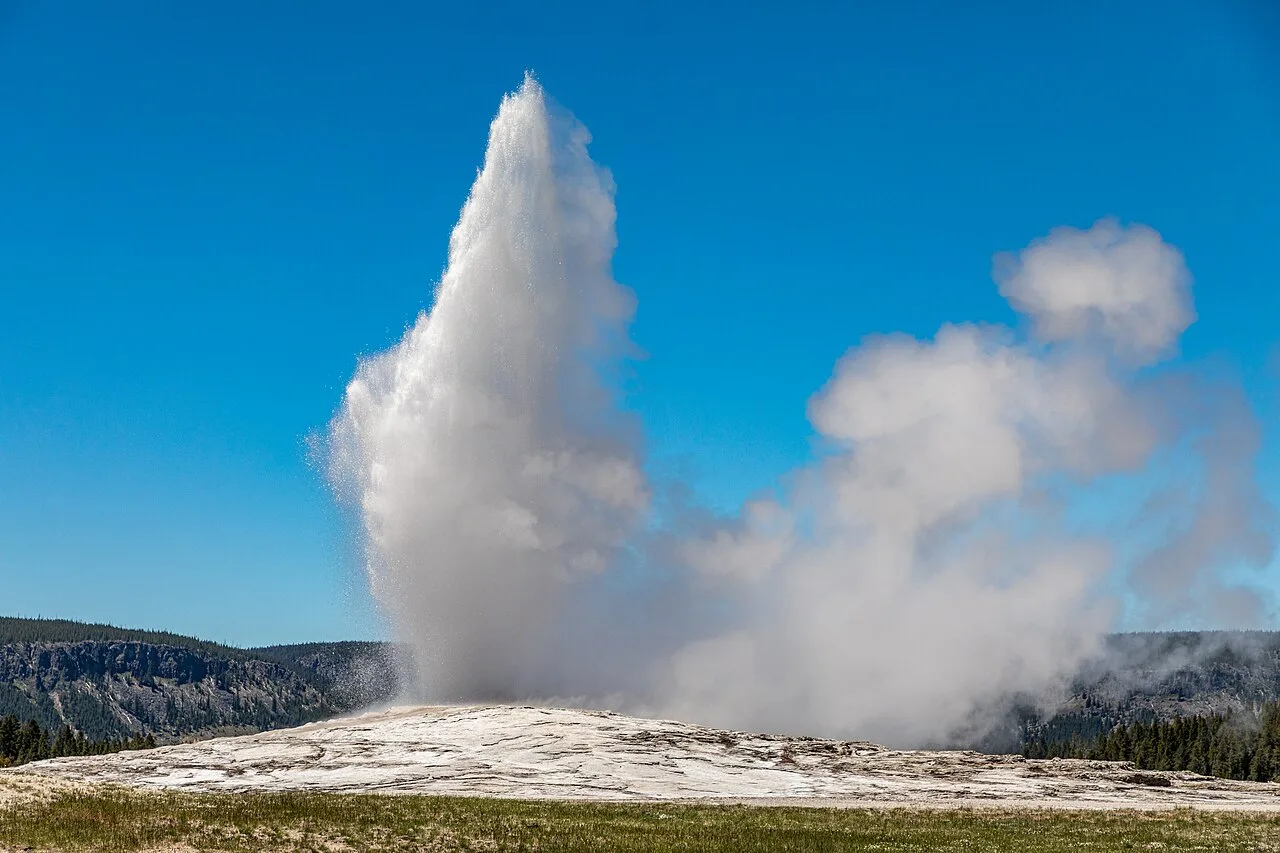 Mạch nước phun Old Faithful ở công viên quốc gia Yellowstone