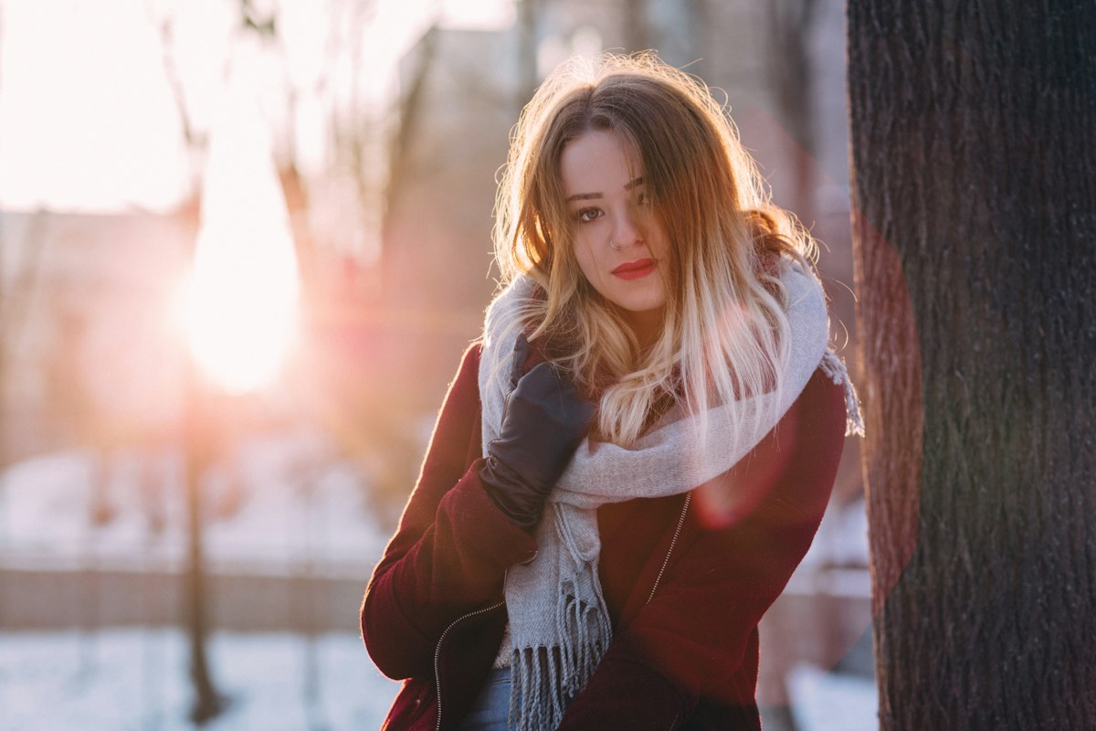 Du khách chụp ảnh giữa nền tuyết