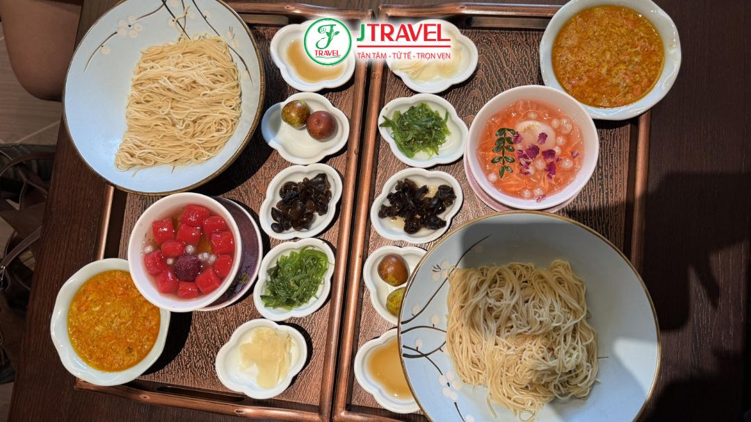 Mỳ cua lông được trình bày tinh tế và hấp dẫn