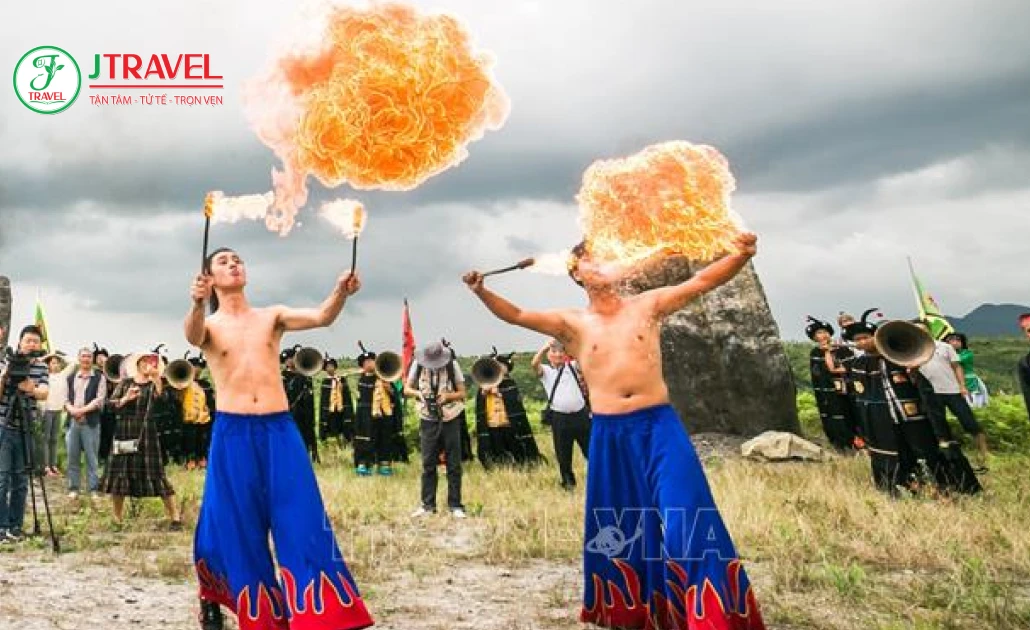 Không khí lễ hội Lửa người Di sôi động tại Quý Châu