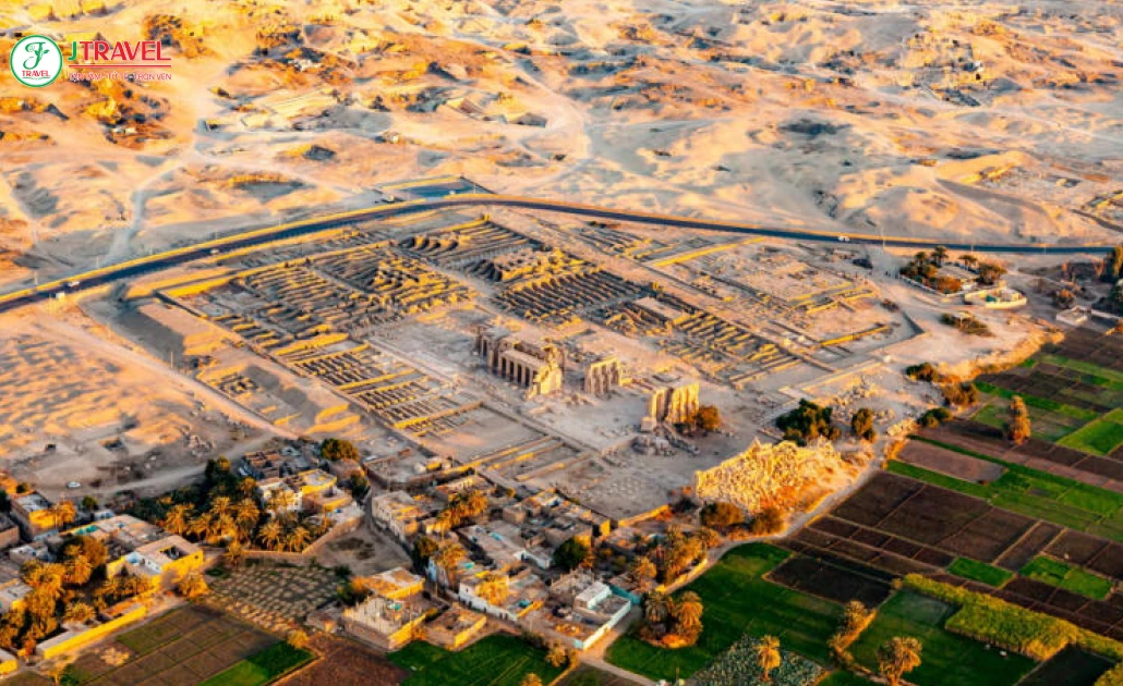 Toàn cảnh Luxor Ai Cập từ trên cao