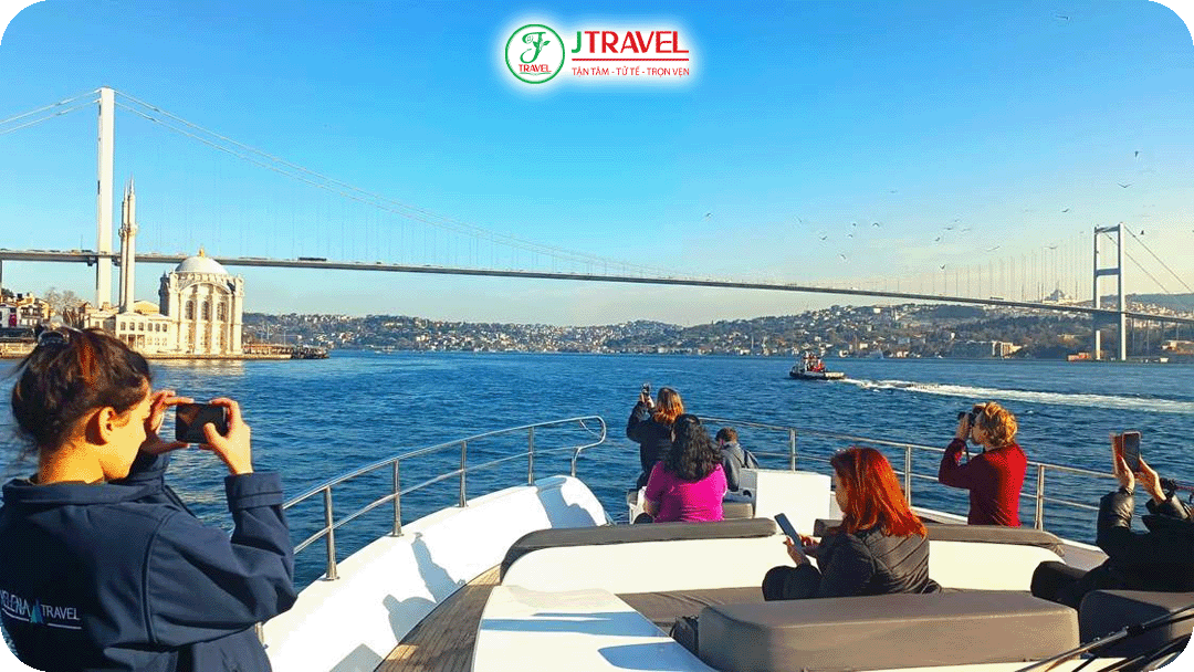 Du ngoạn trên eo biển Bosphorus bằng du thuyền