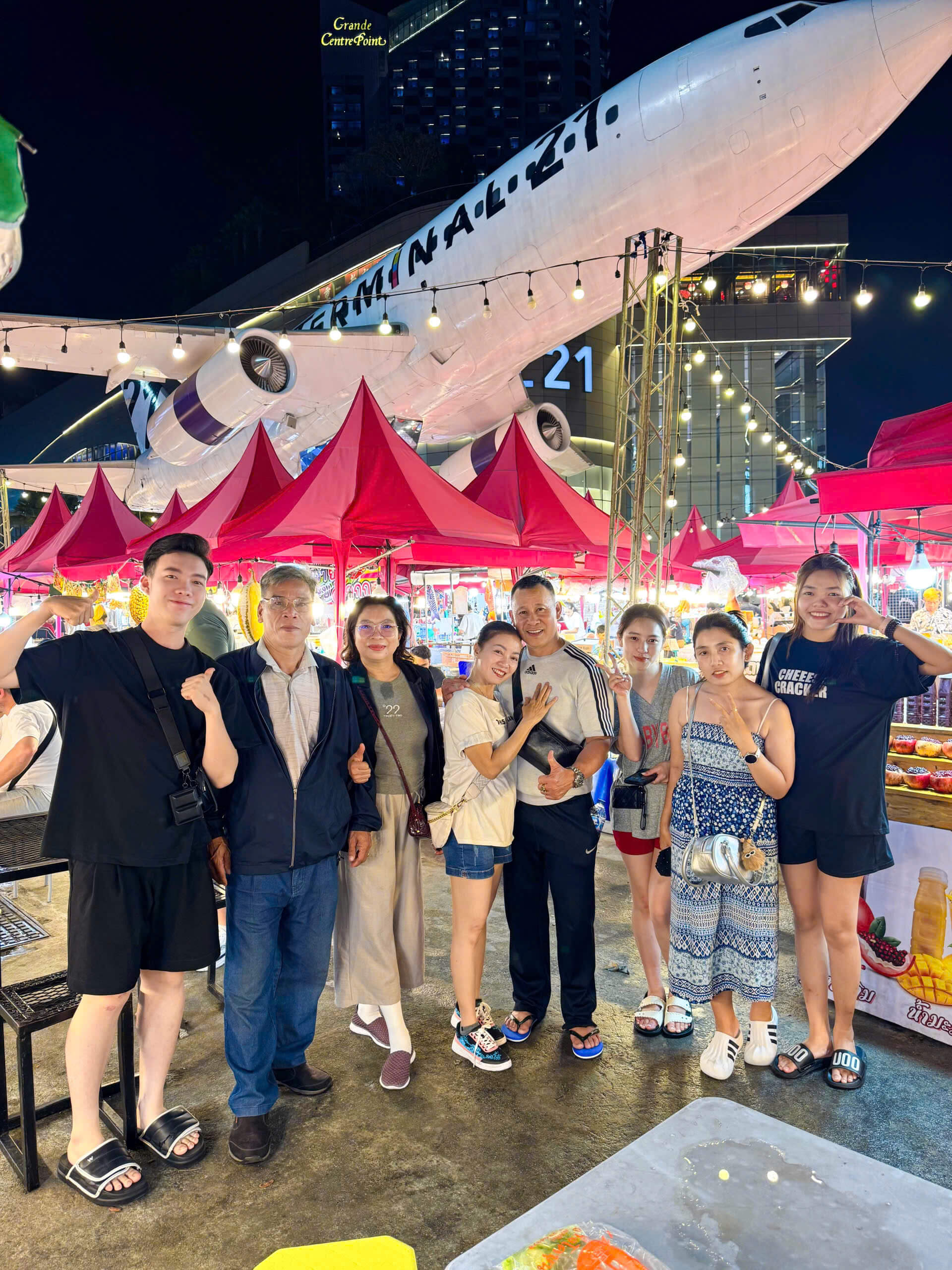 Trưởng đoàn J Travel hướng dẫn khách ăn chơi tại Chợ đêm Jodd Fairs