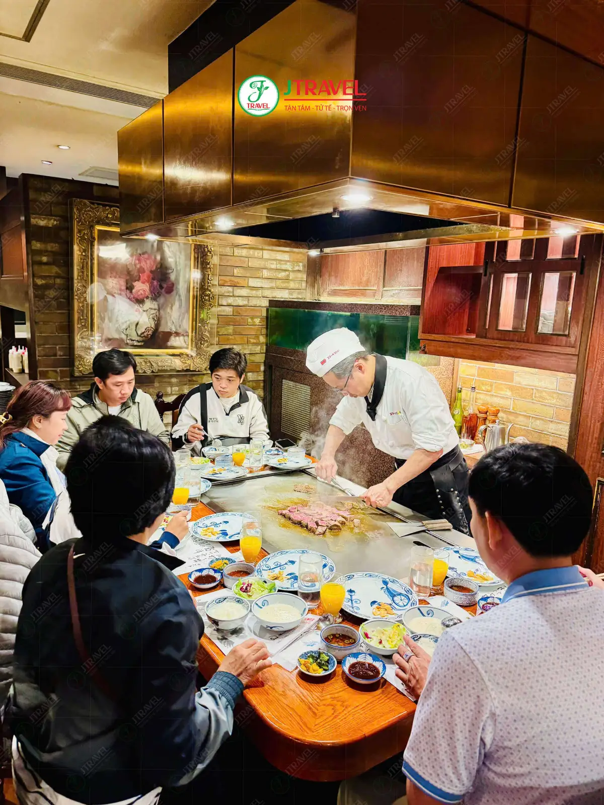 Đoàn khách J Travel thưởng thức bò Kobe