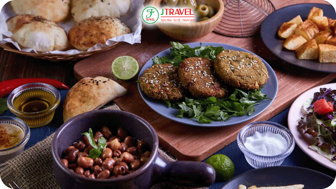 Ẩm thực Ai Cập khá dễ ăn với người Việt, chủ yếu xoay quanh thịt và bánh mì