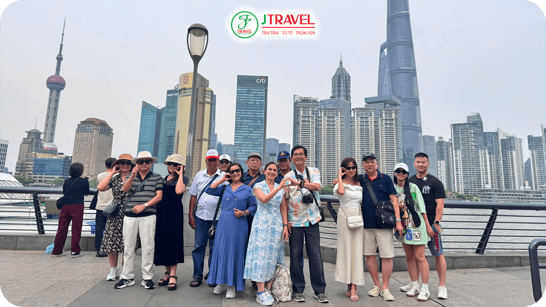 Du khách J Travel chụp ảnh tại Bến Thượng Hải