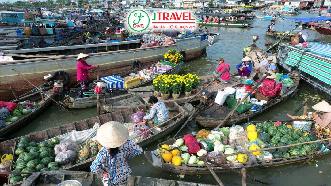 Đi chợ nổi từ sáng sớm Nguồn: Internet