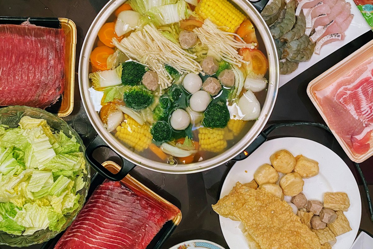 Nồi lẩu nóng với thịt và rau trong ngày đông