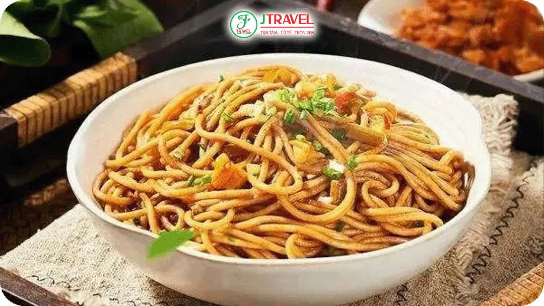 Mì khô nhiệt cạn là món ăn biểu tượng của Vũ Hán