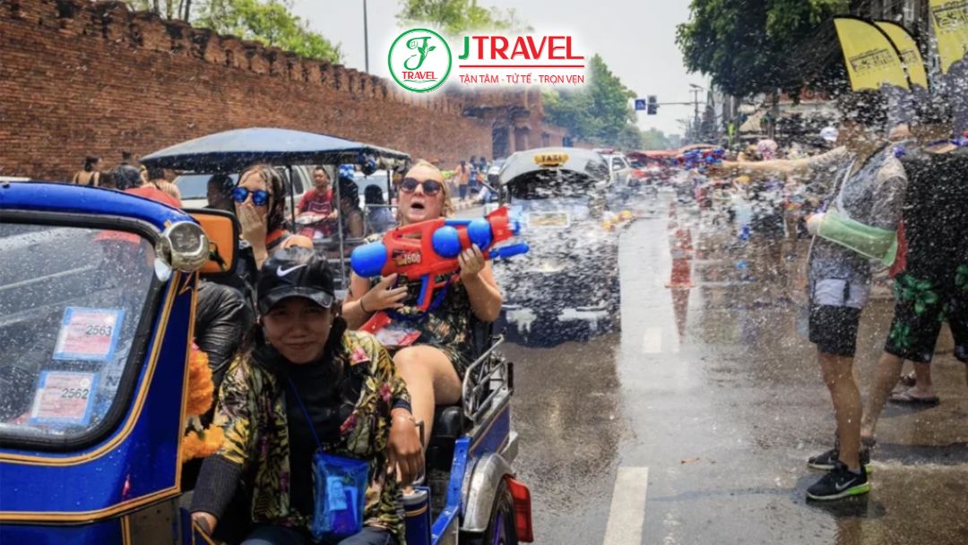 Hoạt động té nước thường kết thúc trước 22h