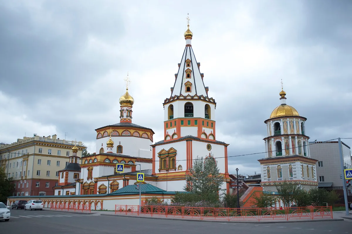 Nhà thờ Hiển Linh với mái vòm nhiều màu ở Irkutsk, Nga