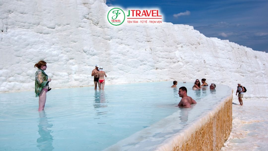 Du khách trải nghiệm suối nước nóng trong tour Thổ Nhĩ Kỳ