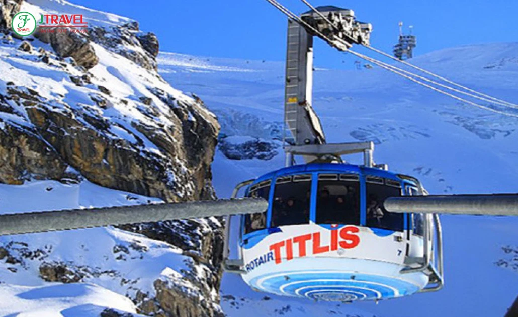 Cáp treo Titlis Rotair đưa du khách ngắm toàn cảnh tuyết trắng