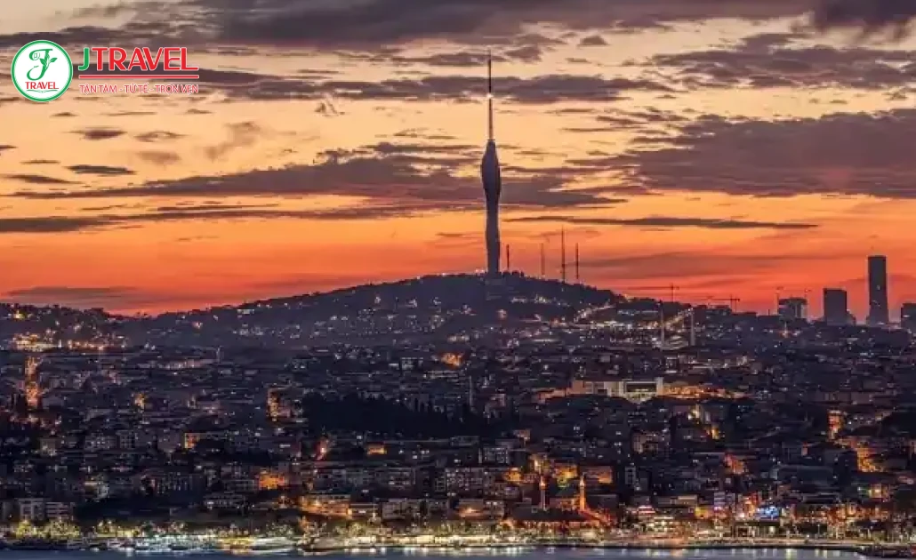 Hoàng hôn ở Istanbul nhìn từ đồi Çamlıca với tầm nhìn bao quát hai châu lục Á – Âu