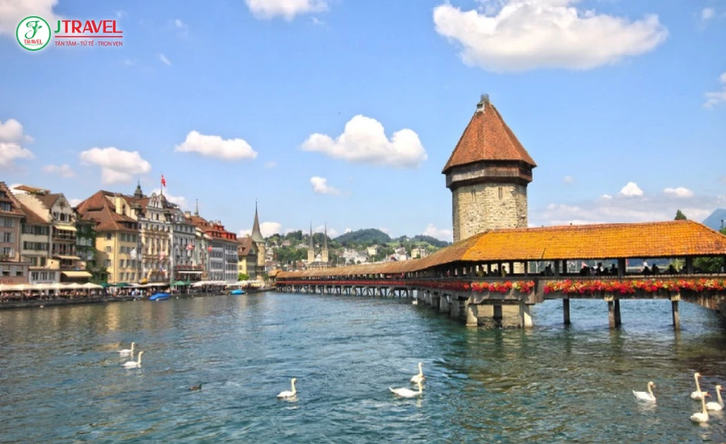 Cầu gỗ Chapel Bridge bắc qua hồ Lucerne