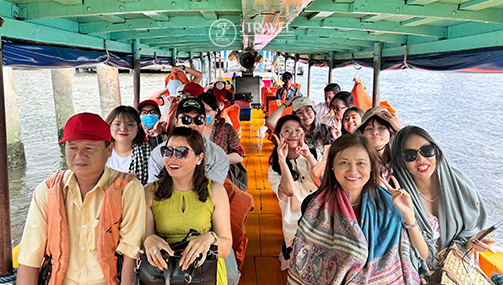 Dạo thuyền Chao Phraya và cho cá thiên ăn trên sông