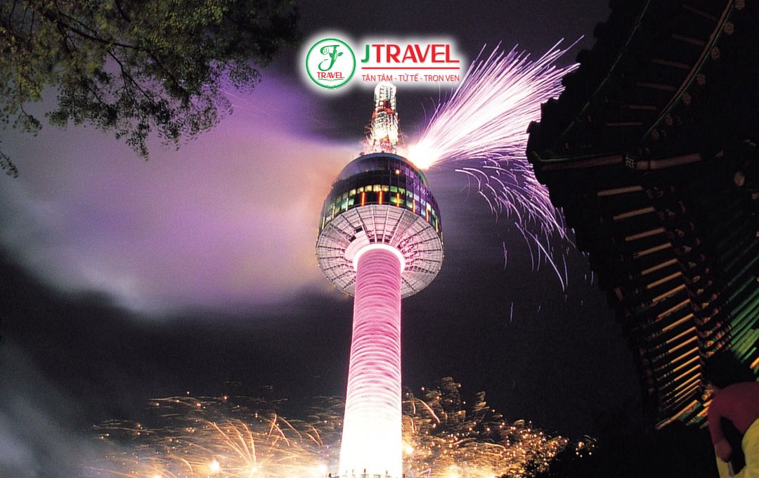 N Seoul Tower buổi tối