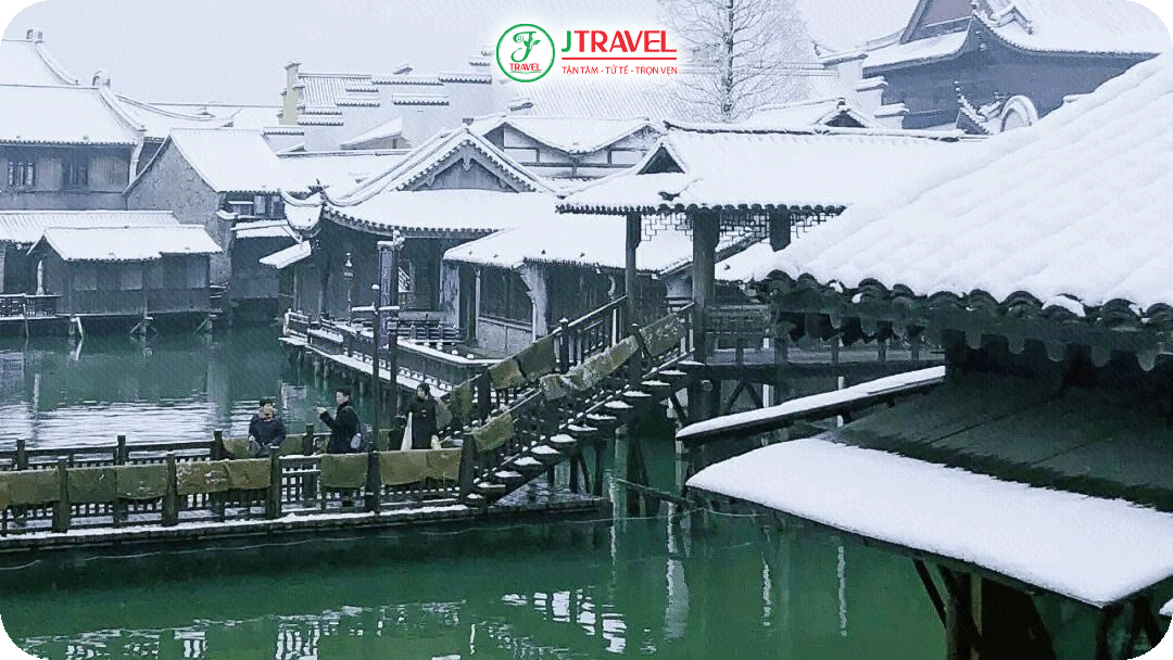 Mái ngói cổ và làn sương mỏng tạo nên nét quyến rũ đặc biệt của Ô Trấn mùa đông