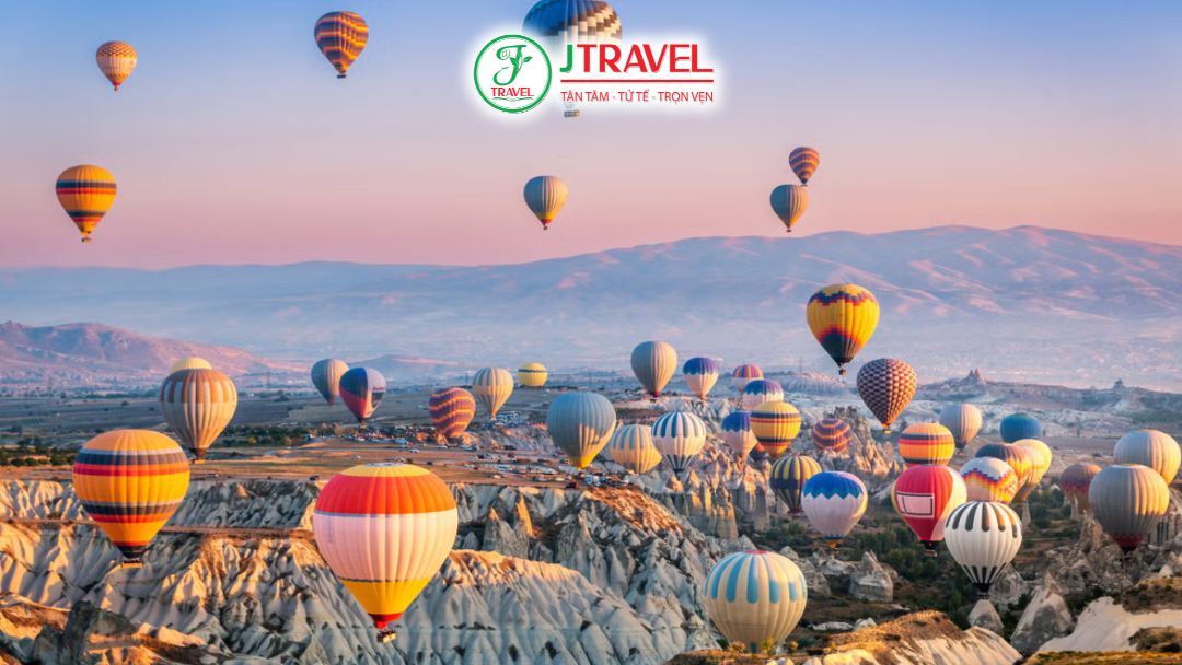 Văn hóa Thổ Nhĩ Kỳ chịu ảnh hưởng mạnh từ Hồi giáo và lịch sử lâu đời