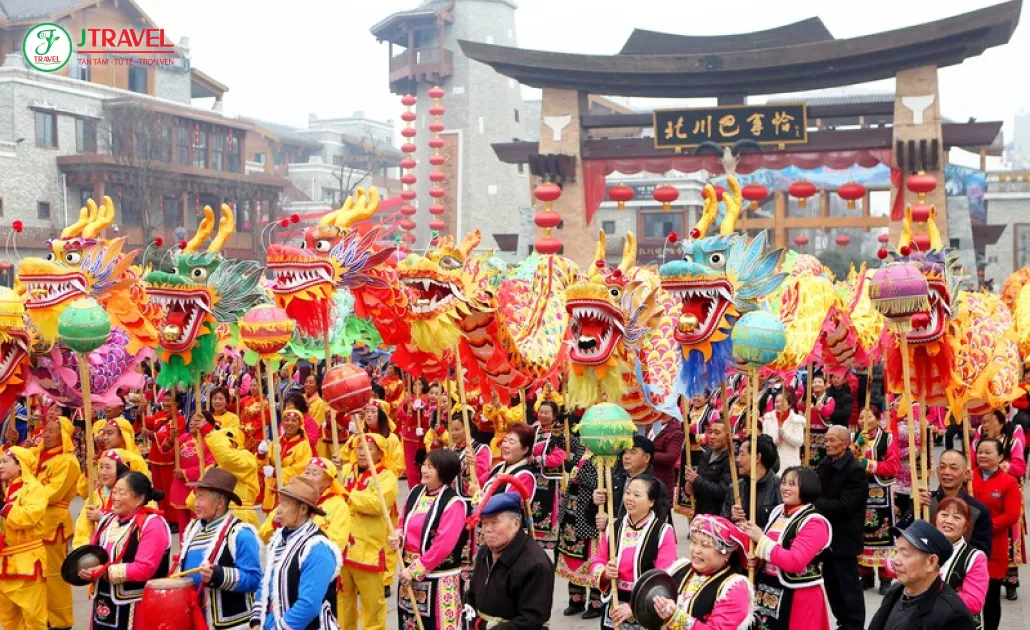 Múa lân sư rồng rộn ràng trên đường phố Trung Quốc trong dịp Tết Nguyên Đán