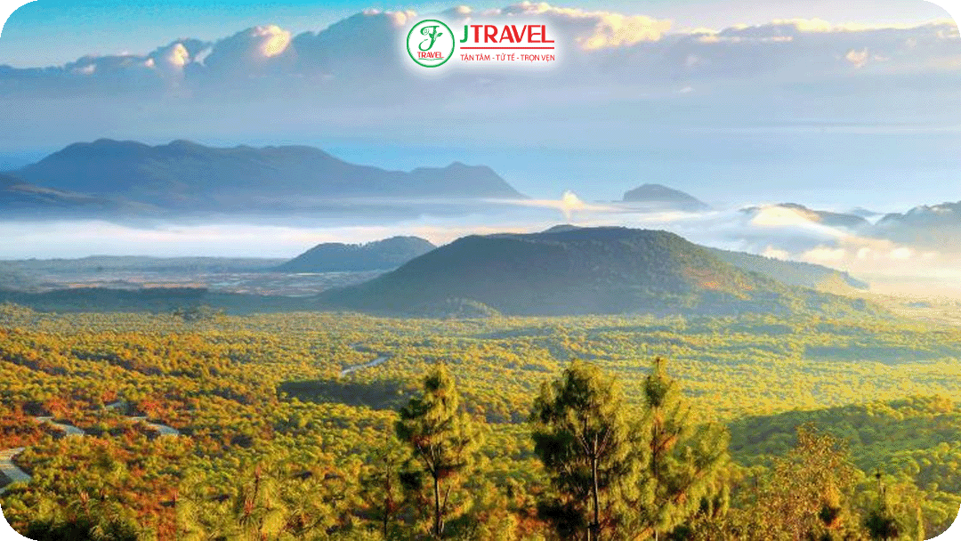 Những ngọn núi lửa đã tắt từ lâu nay được khoác lên màu đỏ rực của lá phong