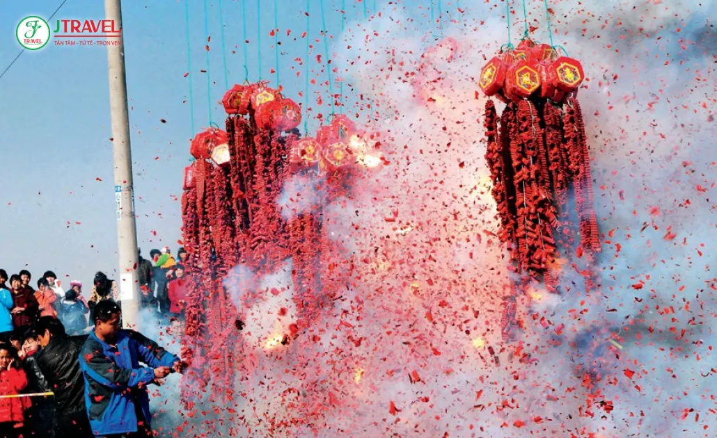 Pháo hoa Tết Trung Quốc thắp sáng bầu trời, tượng trưng cho niềm vui và tài lộc đầu năm