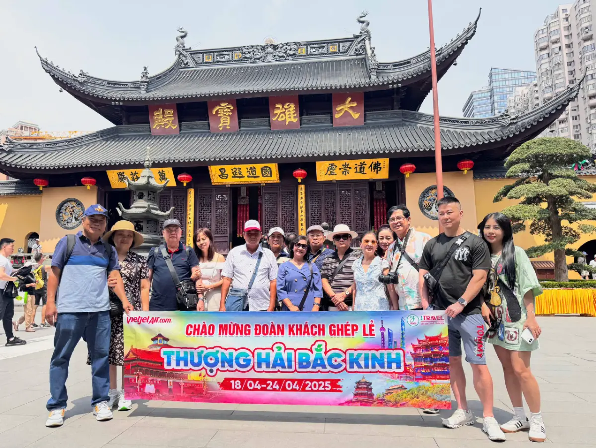 Đoàn khách J Travel tham quan chùa cổ ở Trung Quốc