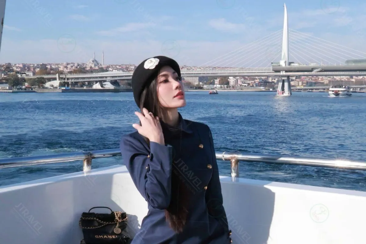 Du thuyền trên eo biển Bosphorus, một tour của Touristanbul Du thuyền trên eo biển Bosphorus, một tour của Touristanbul