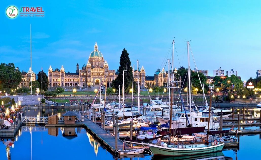 Toàn cảnh Cảng Inner Harbour ở Victoria, British Columbia, Canada với kiến trúc cổ điển và nhịp sống sôi động