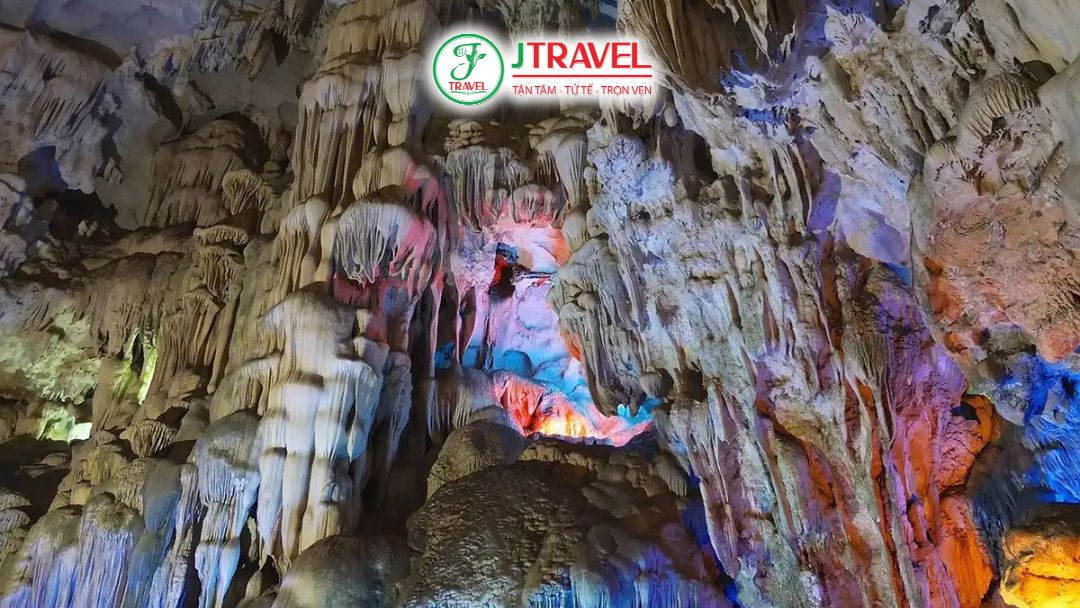 Động Thiên Cung với những khối thạch nhũ nhiều hình dạng kỳ thú